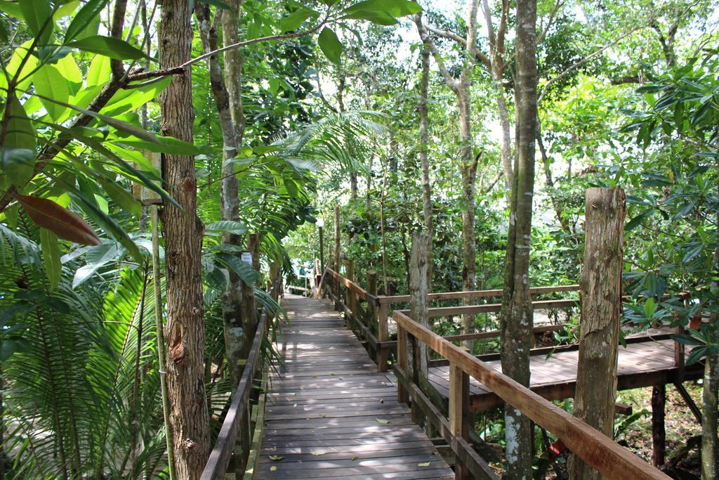 Lusia'S Lagoon Chalets Salelologa Bagian luar foto